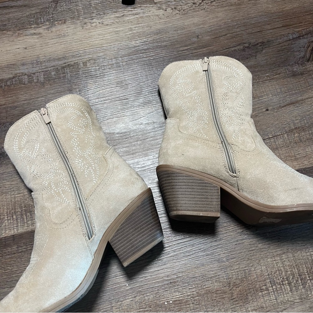 Tan faux suede short cowboy boots - Picture 2 of 5